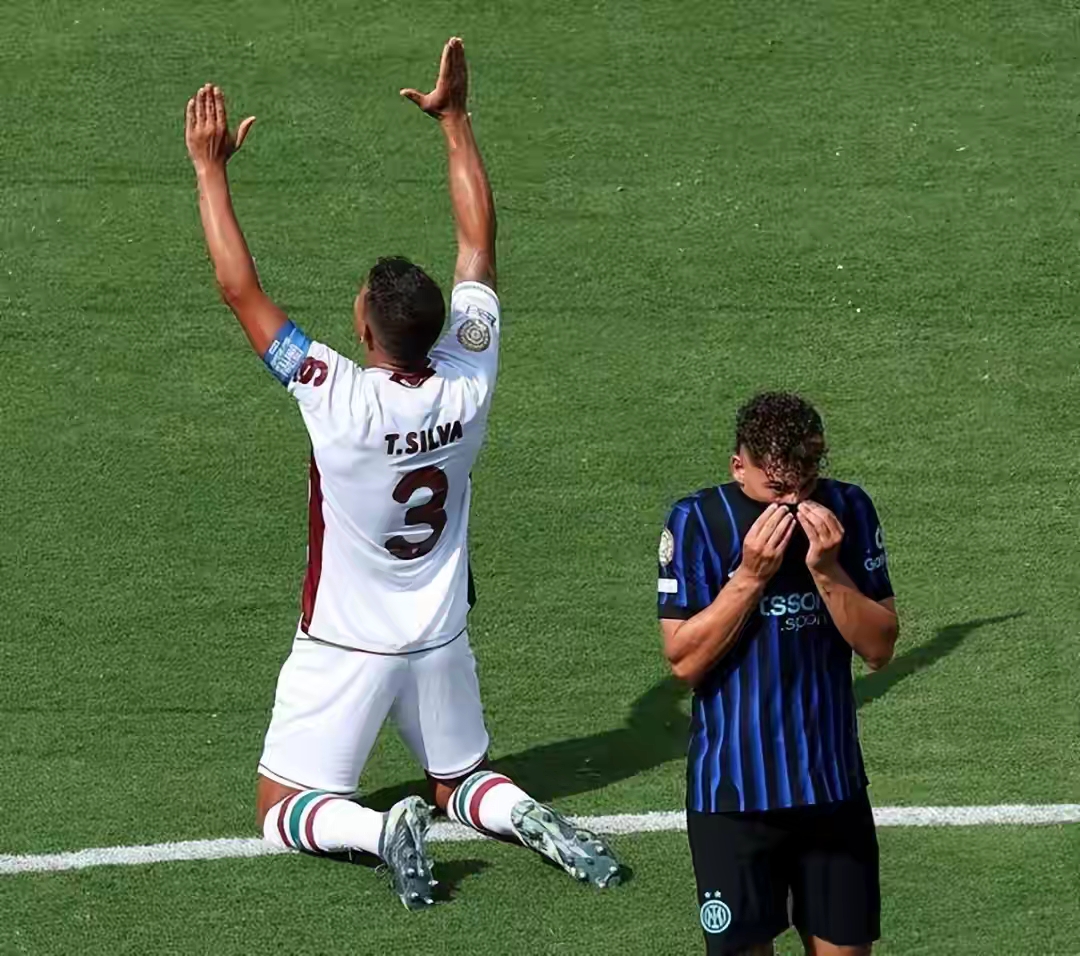 AC米兰发布备战花絮，赛后迎来里程碑，欧联任务艰巨，年轻球员得到机会 