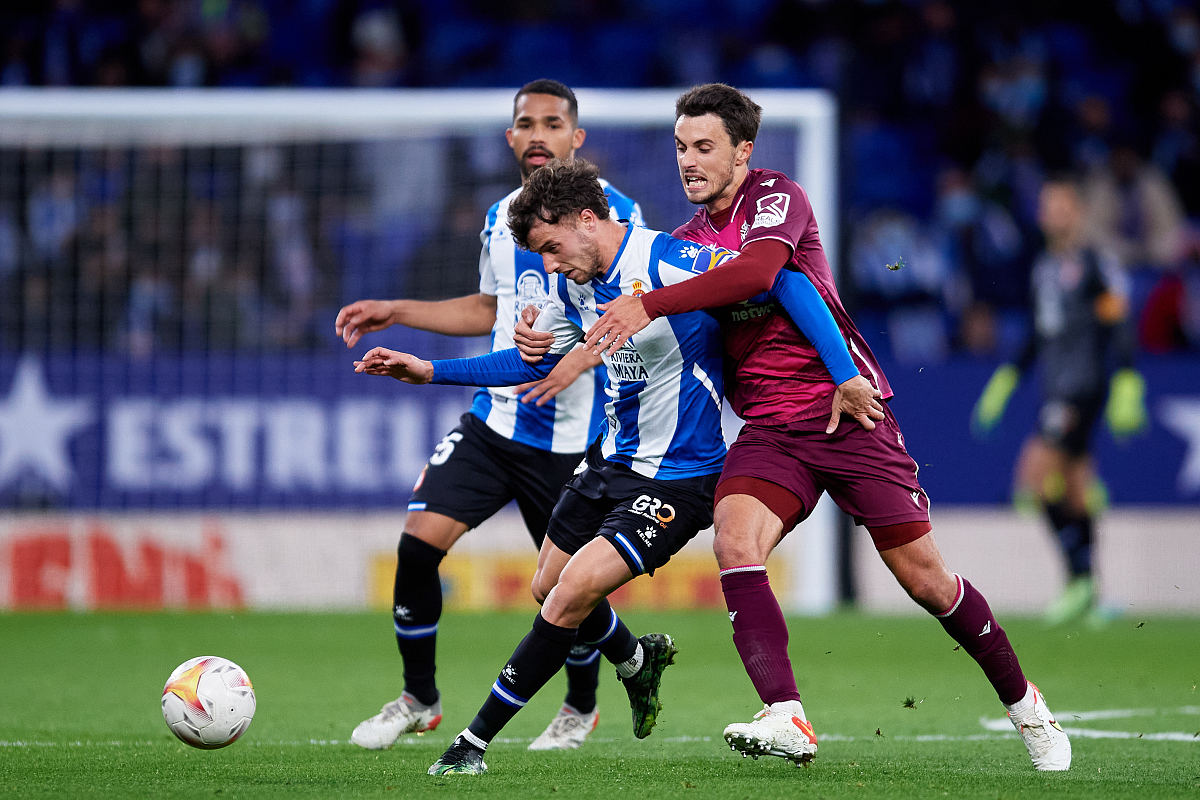 爱游戏网页版 -里程碑夜巴塞罗那战术微调，欧篮联今晚刷纪录，质疑声仍在，团队化学反应显著的简单介绍