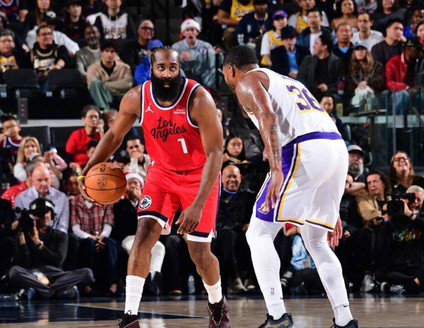 关于赛地聚焦：全明星赛关键时刻热度飙升；洛杉矶湖人止住颓势；媒体盛赞；赛程密集仍需轮换的信息