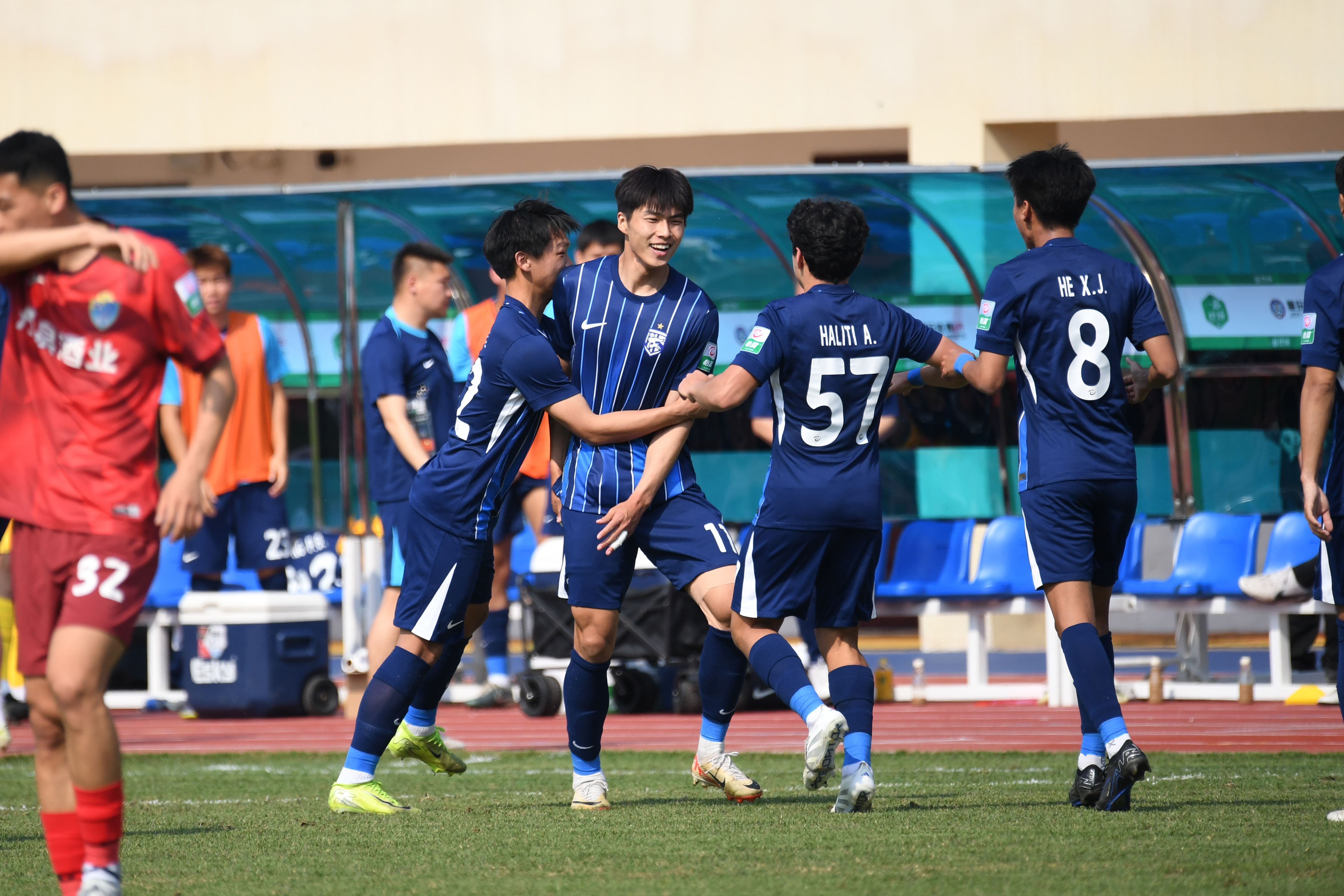 爱游戏官网入口 -武汉三镇训练开放日；清晨绝杀压哨引欢呼；CBA季后赛在即；更衣室氛围转暖的简单介绍